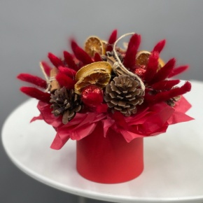 Композиция в шляпной коробке "Глинтвейн" из шишек, корицы и лагуруса в Луховицах