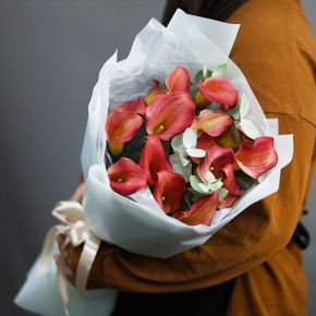 Букет из 17 нежных калл с эвкалиптом в Луховицах