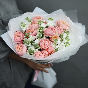 Букет "Наоми" из кустовых пионовидных роз Джульетта и ароматных маттиол в Луховицах