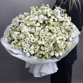 Букет "Эдем" из хризантем, маттиол и ромашек в Луховицах