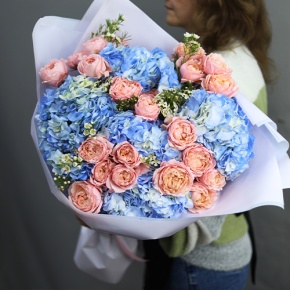 Букет "Тону в твоих глазах" из кустовых пионовидных роз Джульетта, хамелациума и гортензий в Луховицах