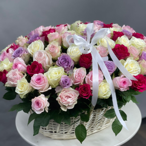 Композиция в корзине из 101 розы микс в Луховицах