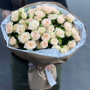 Нежный букет из 17 кремовых кустовых роз (60 см) в Луховицах