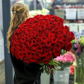 Букет 101 красная роза Ред Наоми (60 см) в Луховицах