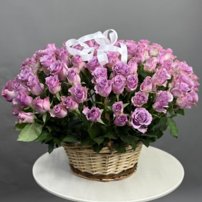 Композиция в корзине из 131 кенийской розы (40 см) в Луховицах