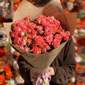 Букет из 15 кустовых коралловых роз (50 см) в Луховицах