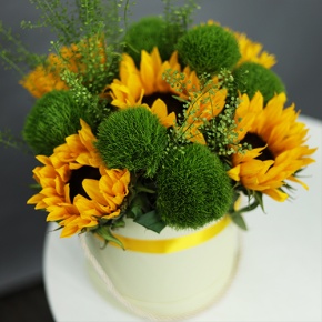 Композиция в шляпной коробке из подсолнухов и диантусов люкс в Луховицах