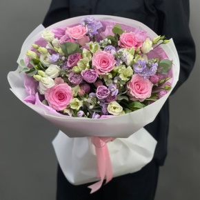 Букет "Хлоя" из альстромерий, кустовых роз, ароматных маттиол, эустом и махровых роз в Луховицах