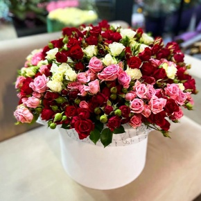 Композиция в шляпной коробке из 101 кустовой розы микс (50 см) в Луховицах