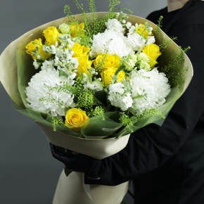 Букет "Фисташка" из роз, хризантем и маттиол в Луховицах