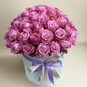 Композиция в шляпной коробке из 51 розы Меритим в Луховицах