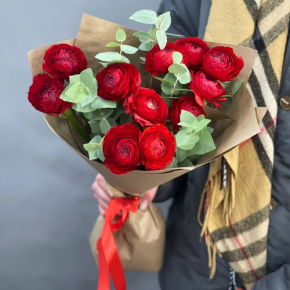 Букет из 11 ранункулюсов и эвкалипта в Луховицах