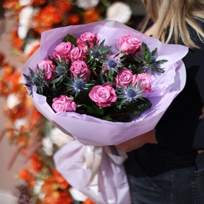 Букет "Базилио" из роз Меритим и веточек эрингиума в Луховицах