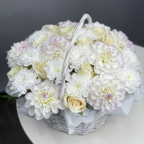 Композиция в корзине из георгин, хризантем и роз в Луховицах