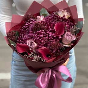 Букет "Импульс" из скиммии, калл, роз и хризантем Бигоуди в Луховицах