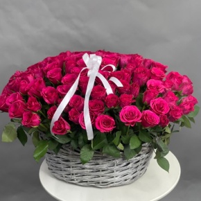 Композиция в корзине из 101 малиновой розы (40 см) в Луховицах