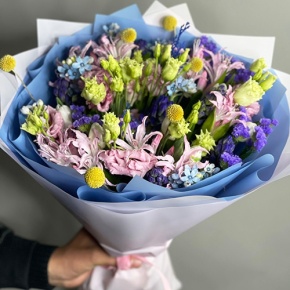 Букет "Загадка вечности" из гиацинтов, нерине, тюльпанов и оксипеталума в Луховицах
