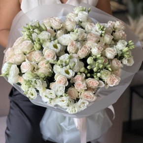 Букет "Пассаж" из эустом и кустовых роз в Луховицах