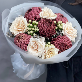 Букет "Всё что тебе касается" из хризантем Бигоуди, роз Эквадор Квиксенд и гиперикума в Луховицах