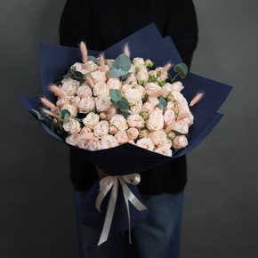 Букет "Вумен" из кустовых роз пионовидных роз Бомбастик, эвкалипта и лагуруса в Луховицах