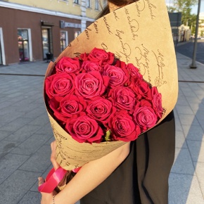 Букет из 15 роз Шангрила в крафте (60 см) в Луховицах
