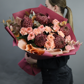 Букет "Осенний блюз" из хризантем Бигоуди, диантусов, скиммии и роз Риджентс парк в Луховицах