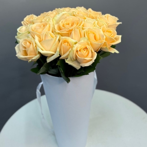 25 кремовых роз в конусе в Луховицах