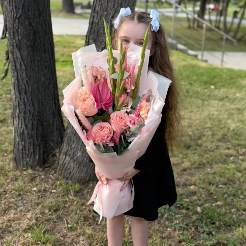 Букет на 1 сентября с гладиолусами, розами и антуриумом в Луховицах