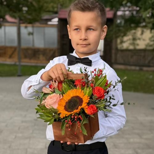 Деревянный ящик с подсолнухом, розами и калиной в Луховицах
