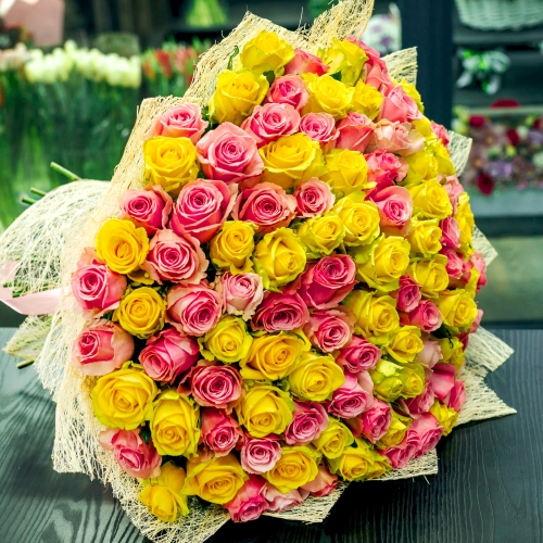 Букет из 101 розовой и лимонной розы (50 см) в Луховицах