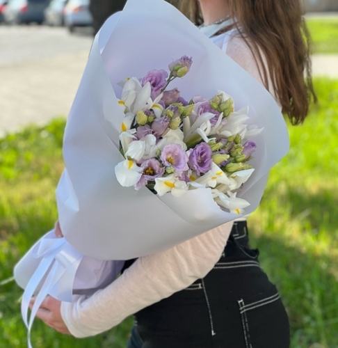 Букет "Вива ла дива" из эустом и ирисов в Луховицах