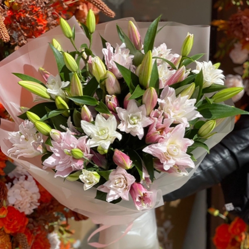 Букет из 11 ароматных пионовидных лилий в Луховицах