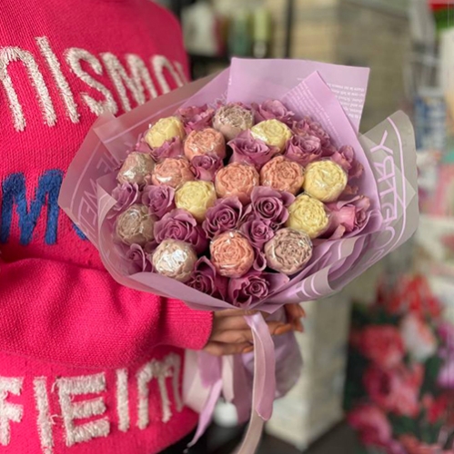 Букет из роз и шоколадных пионов в Луховицах