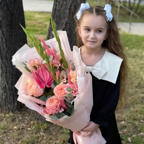 Букет на 1 сентября с гладиолусами, розами и антуриумом в Луховицах