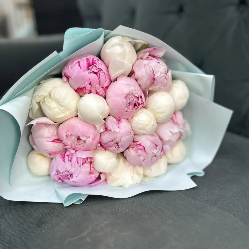 Микс из 19 бело-розовых пионов в Луховицах