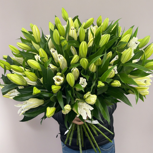 Объемный букет из 27 ароматных белых лилий в Луховицах