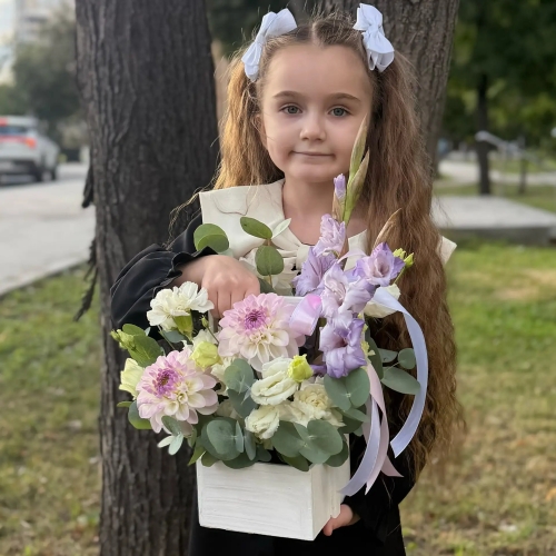 Композиция с георгинами на 1 сентября в белом ящике в Луховицах