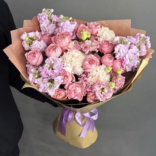 Букет "Амели" из ароматных маттиол, пионовидных кустовых роз Джульетта  эустом и диантусов в Луховицах