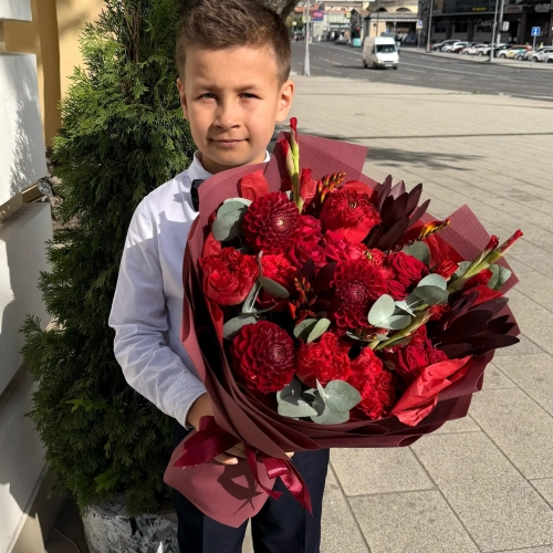 Букет с георгинами, розами и леукадендроном в Луховицах