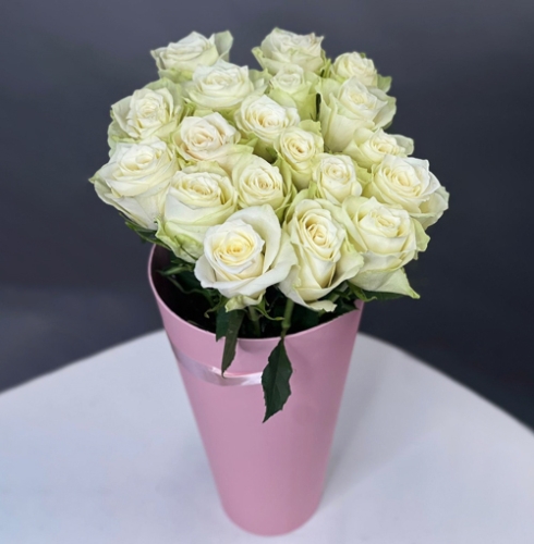 19 белых роз Кения в конусе в Луховицах