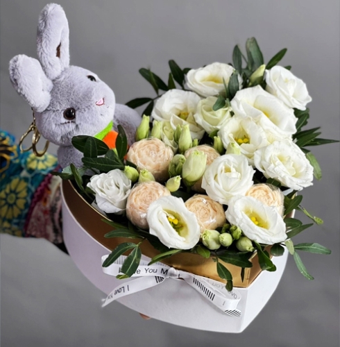 Композиция в коробке сердца из шоколадных пионов и эустом в Луховицах